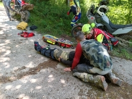 Rescatan y evacuan a un motorista herido en una zona boscosa de San Miguel de Aguayo