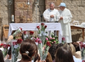 Rosas en honor a la Virgen de Montesclaros
