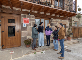 Susinos destaca el papel clave de los grupos de acci�n en la revitalizaci�n rural durante su visita a los apartamentos 'Los Lares'