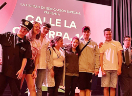 La Unidad de Educaci�n Especial del IES Montesclaros sale ovacionada tras su funci�n de teatro 