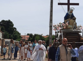 Los vecinos de Villasuso honran a la Sant�sima Trinidad
