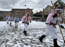 Los Zamarrones danzaron sobre la nieve en Los Carabeos