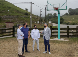 Zuloaga anuncia el proyecto de recuperación de la pista polideportiva de San Miguel de Aguayo