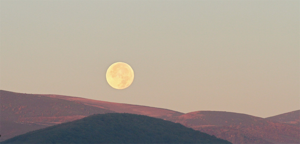 La luna llena se acuesta en Campoo